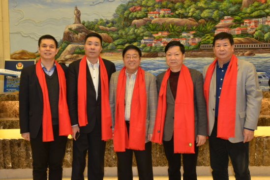 仟億達(dá)集團(tuán)董事長(zhǎng)鄭兩斌（左一）、陜西廈門商會(huì)會(huì)長(zhǎng)陳信雄（左二）、與廈門市人原副主任汪興裕（正中）、廈門駐京辦主任王飛（右二）廈門企業(yè)商會(huì)會(huì)長(zhǎng)蔣清林（右一）