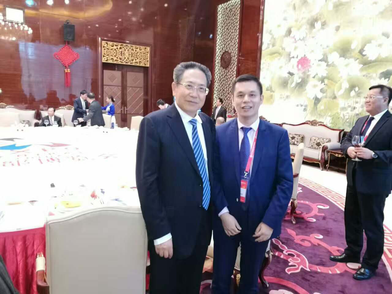 安徽省委書(shū)記、省人常委會(huì)主任李錦斌（左）仟億達(dá)集團(tuán)董事長(zhǎng)鄭兩斌（右）與合影留念