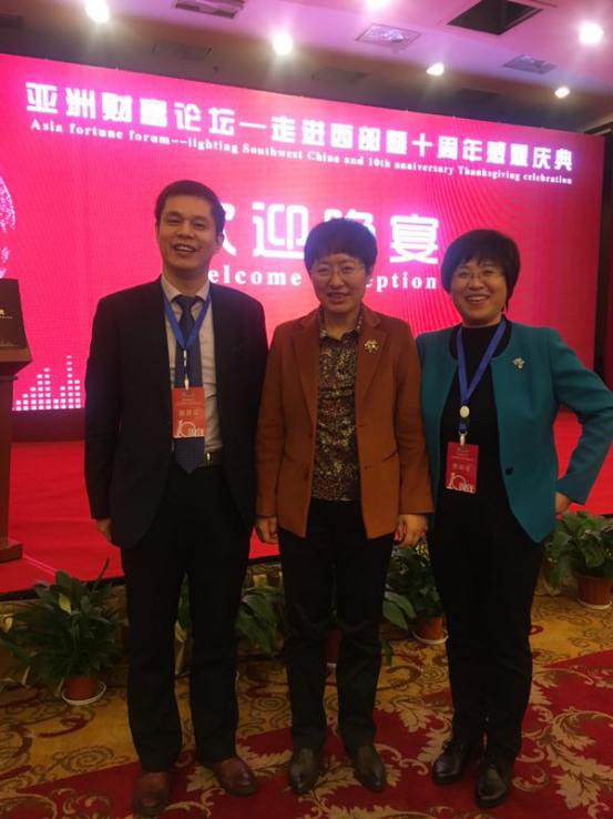 仟億達(dá)集團(tuán)董事長鄭兩斌先生（左）與山東省副省長兼山東工商聯(lián)主席王隨蓮（中）、山東省工商聯(lián)副主席孫美菊（右）