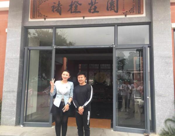 仟億達(dá)集團(tuán)總裁(左)與型動(dòng)體育始人、奧運(yùn)陳一冰(右)